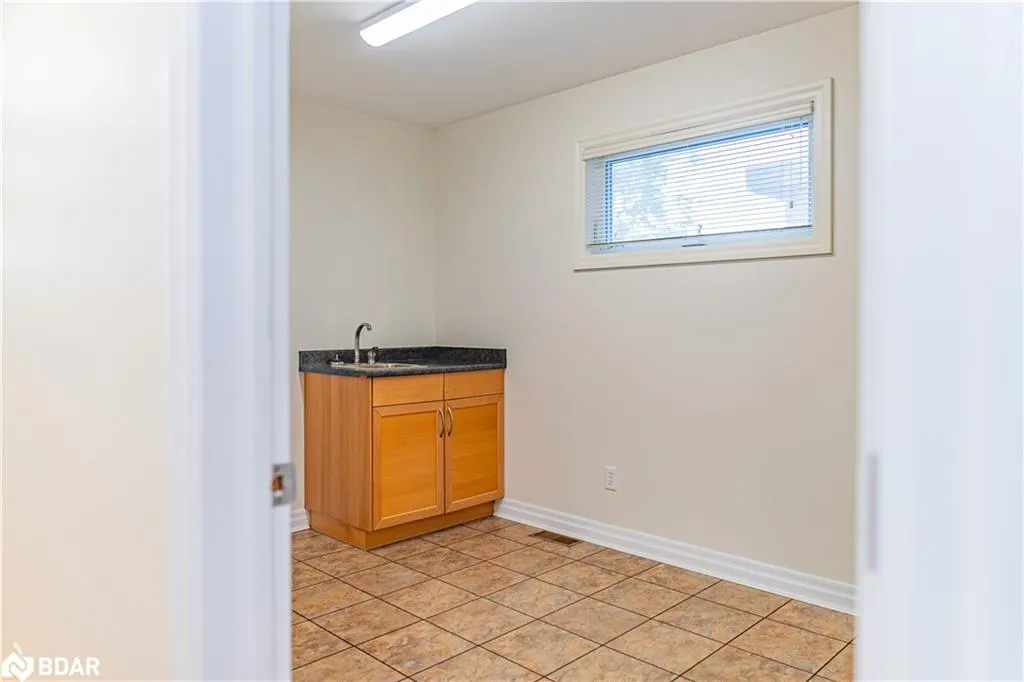 153 Colborne Street W
