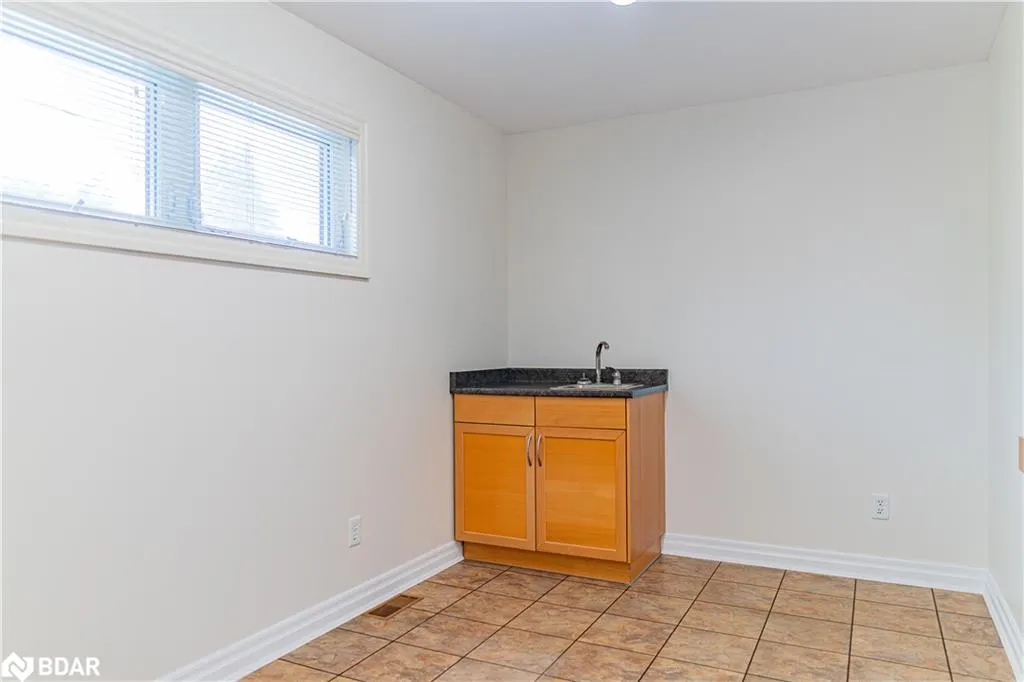 153 Colborne Street W