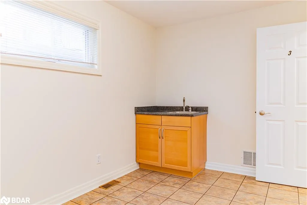 153 Colborne Street W