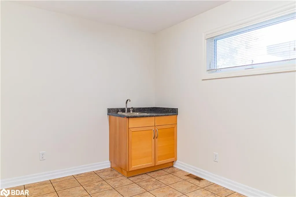 153 Colborne Street W