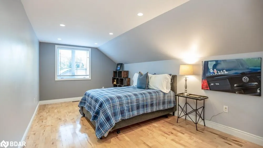 112 Lakeshore Road W