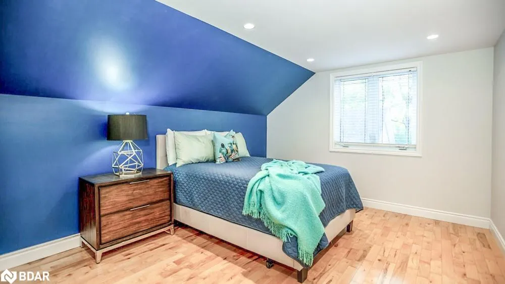 112 Lakeshore Road W