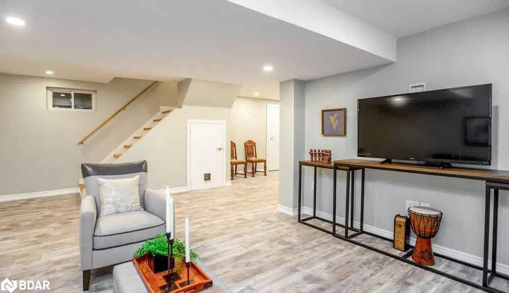 112 Lakeshore Road W