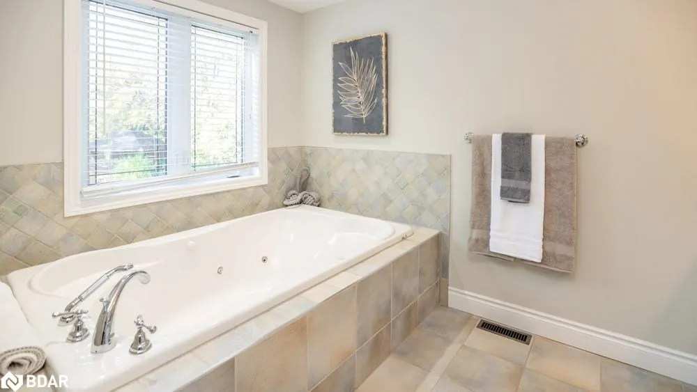 112 Lakeshore Road W