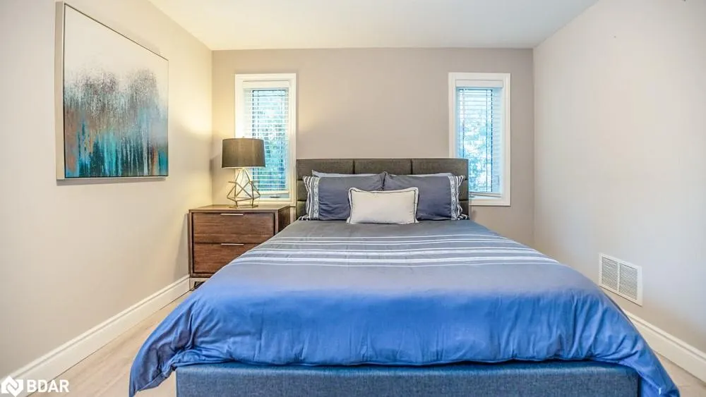 112 Lakeshore Road W