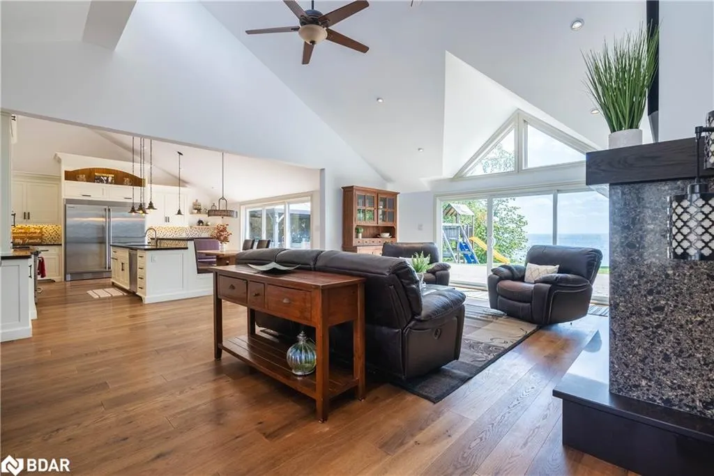 183 Lakeshore Road W