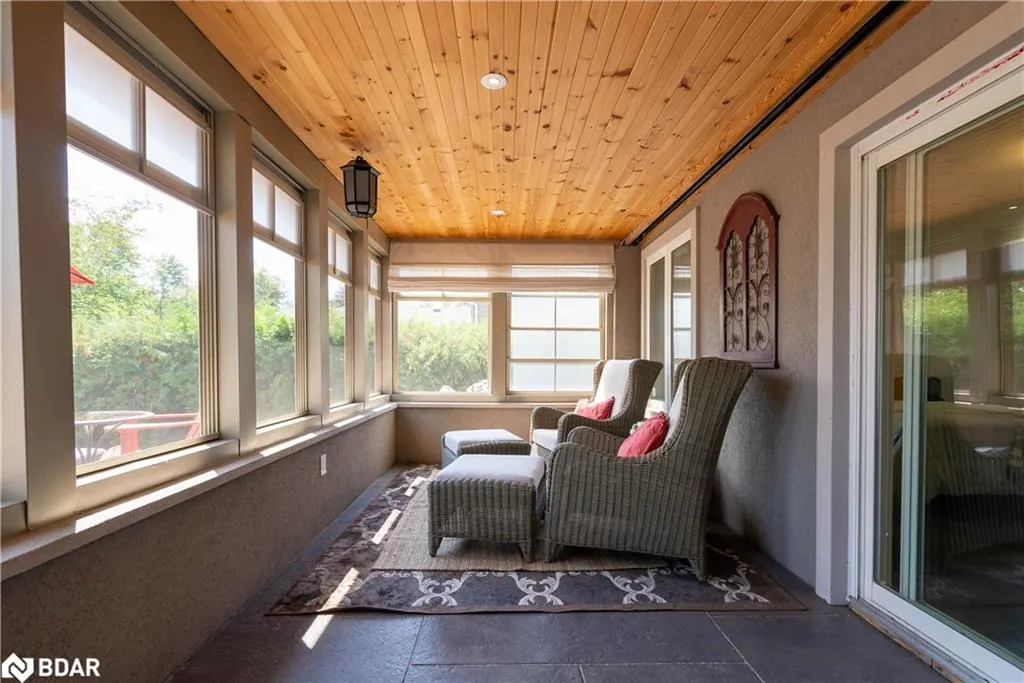 183 Lakeshore Road W