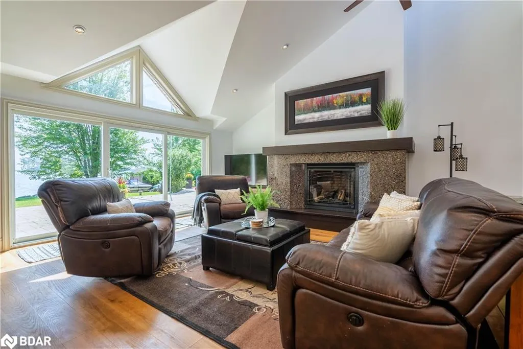 183 Lakeshore Road W
