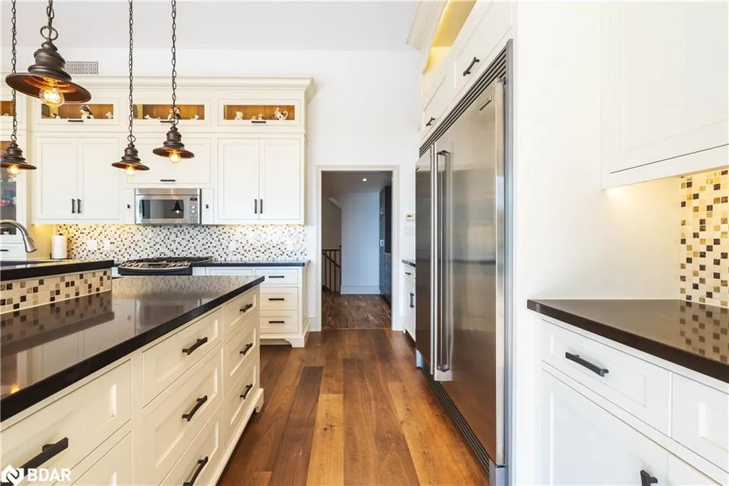 183 Lakeshore Road W
