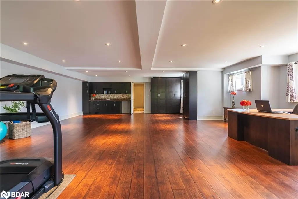 183 Lakeshore Road W