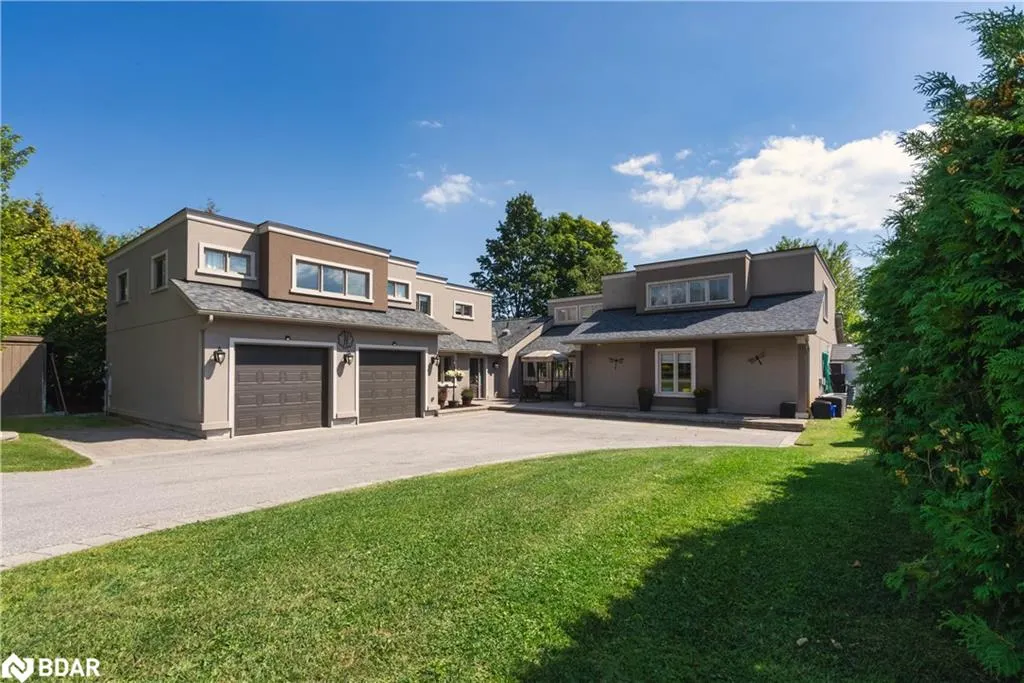 183 Lakeshore Road W