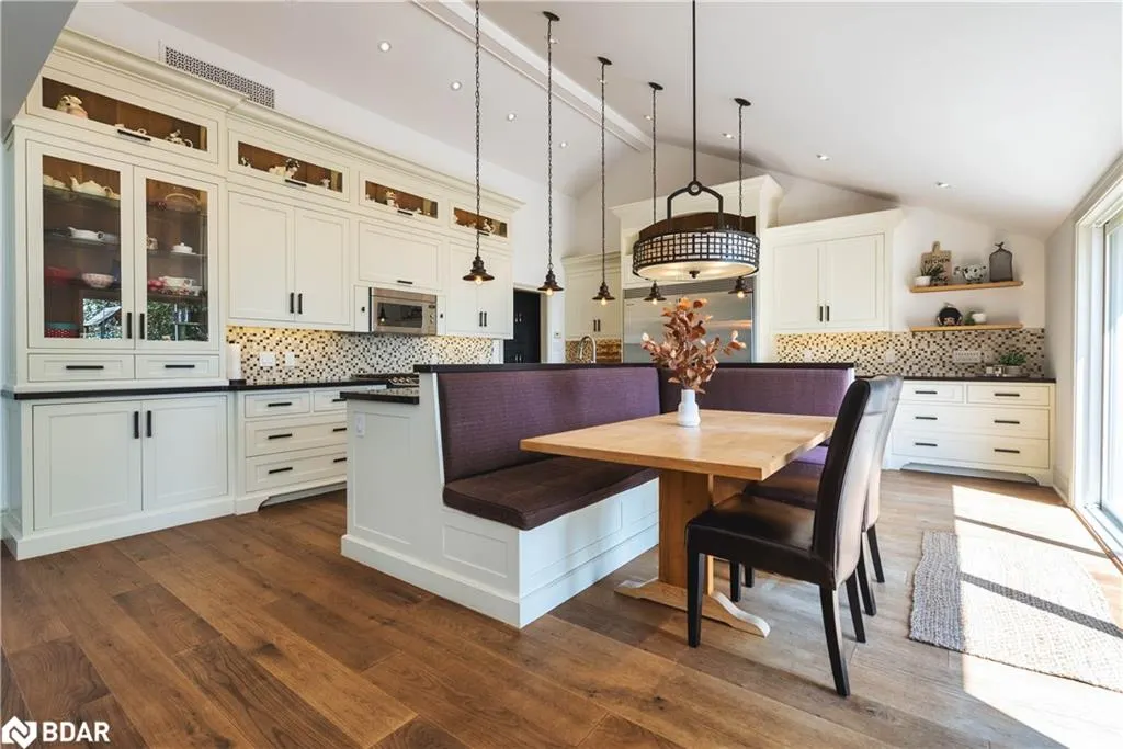 183 Lakeshore Road W