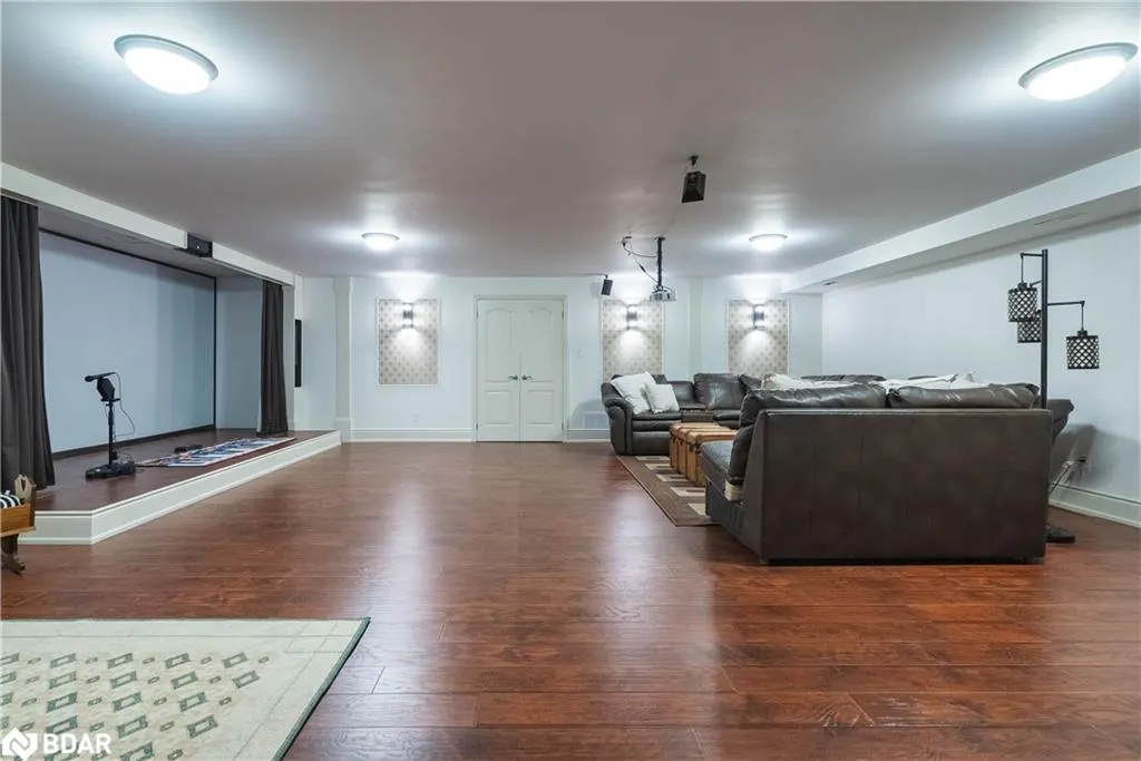 183 Lakeshore Road W