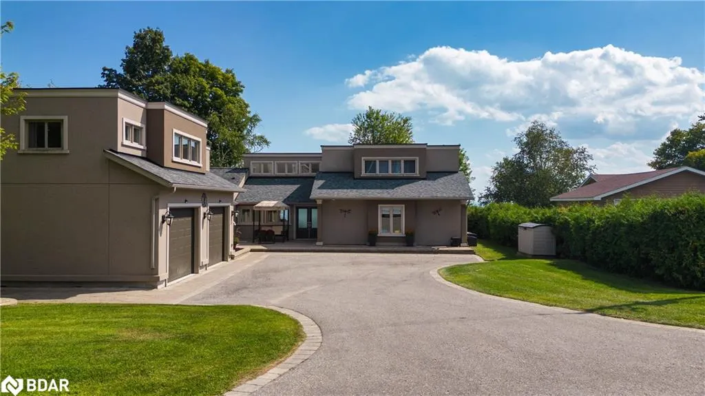 183 Lakeshore Road W