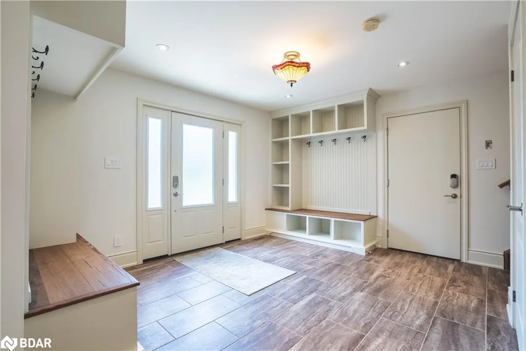 183 Lakeshore Road W