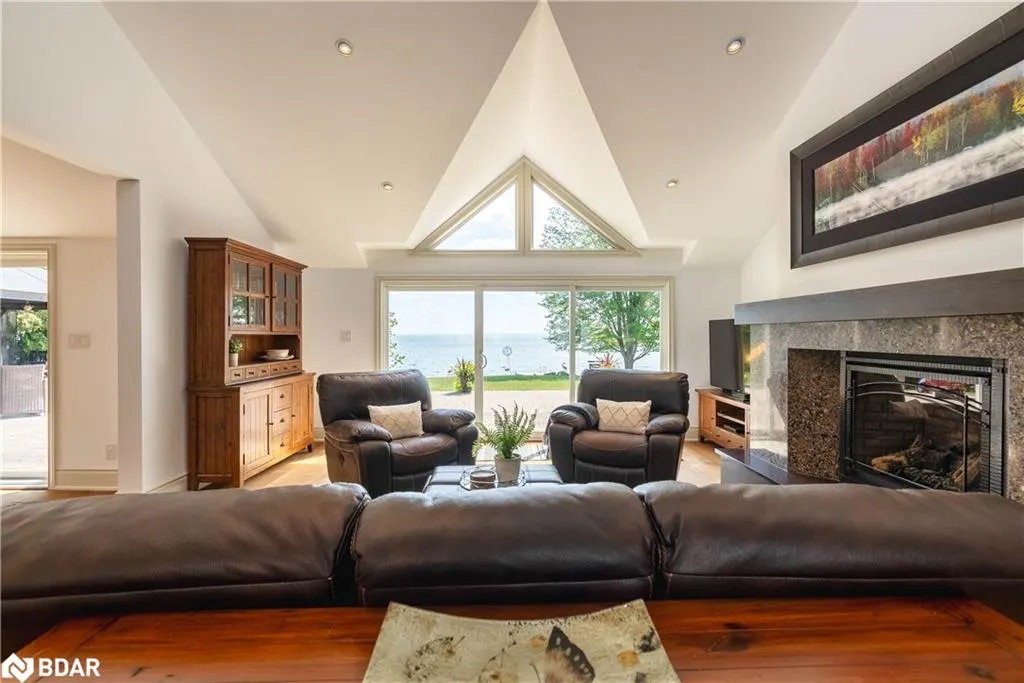 183 Lakeshore Road W