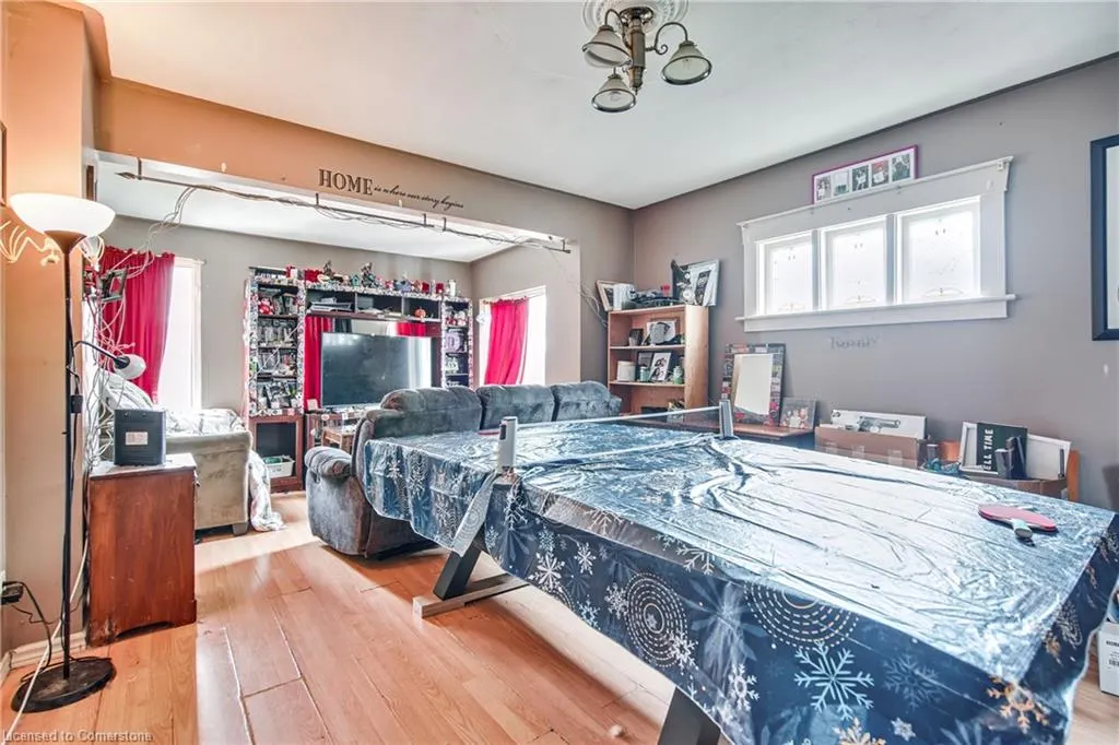 4674 Ryerson Crescent