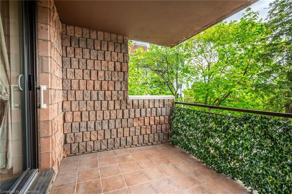 28 Robinson Street N, #305