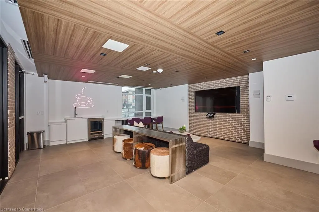 600 North Service Road, #204