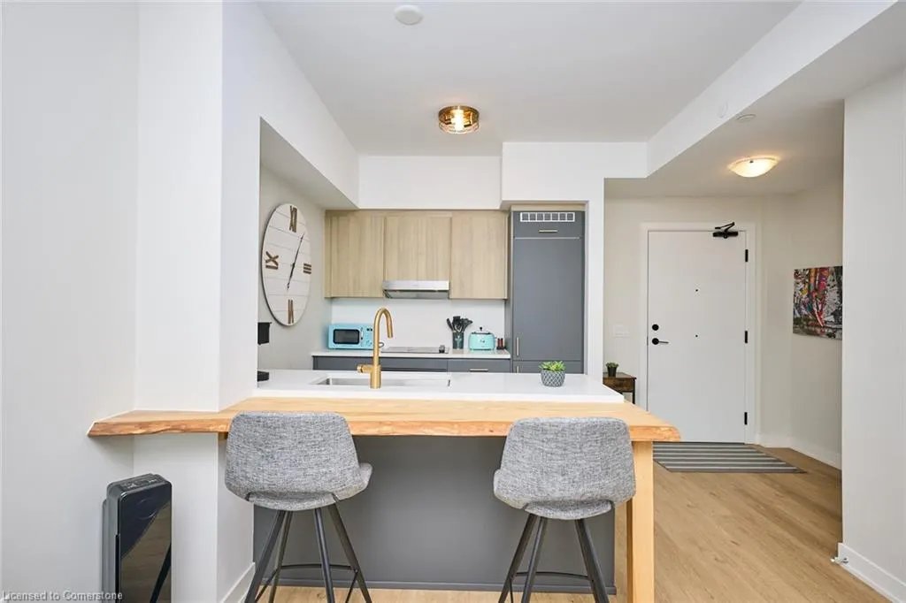 600 North Service Road, #204