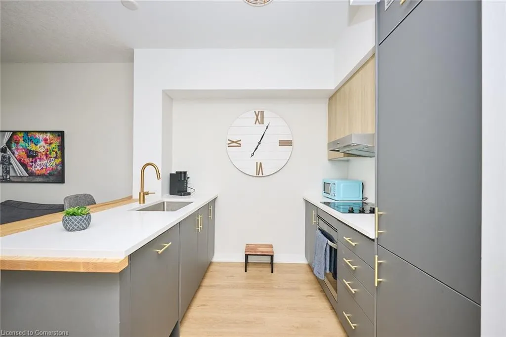 600 North Service Road, #204