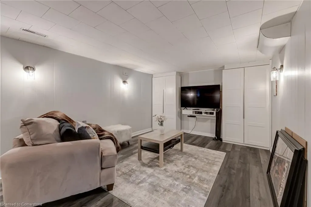 2825 Gananoque Drive