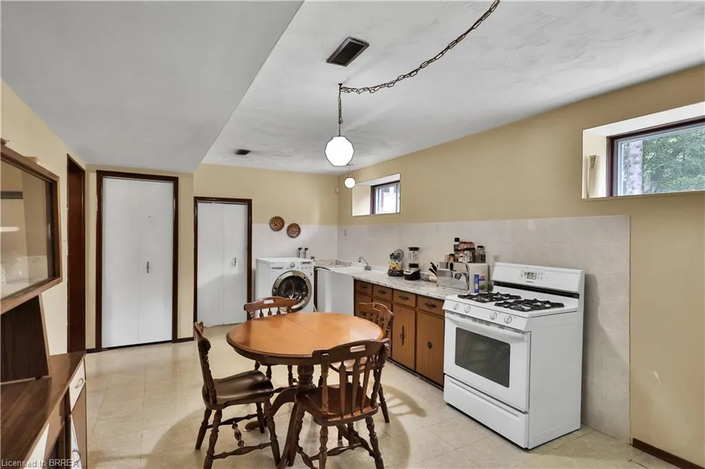 167 Governors Road E