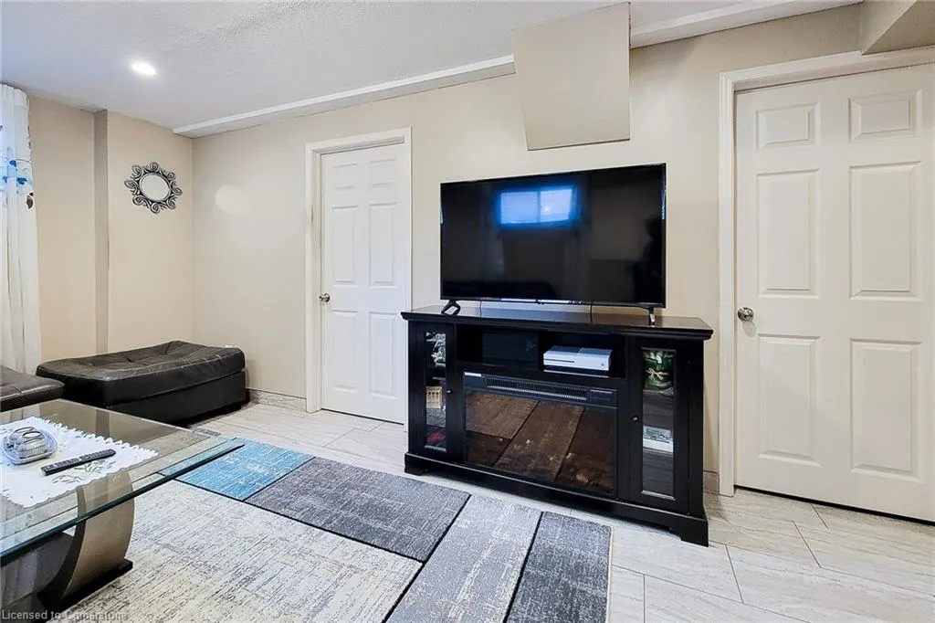 5979 Ernest Crescent