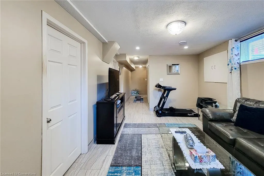 5979 Ernest Crescent