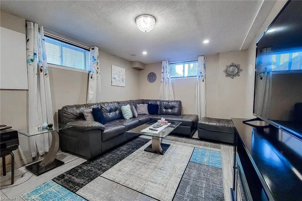 5979 Ernest Crescent
