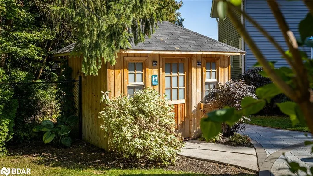 112 Lakeshore Road W