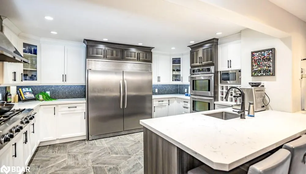 112 Lakeshore Road W