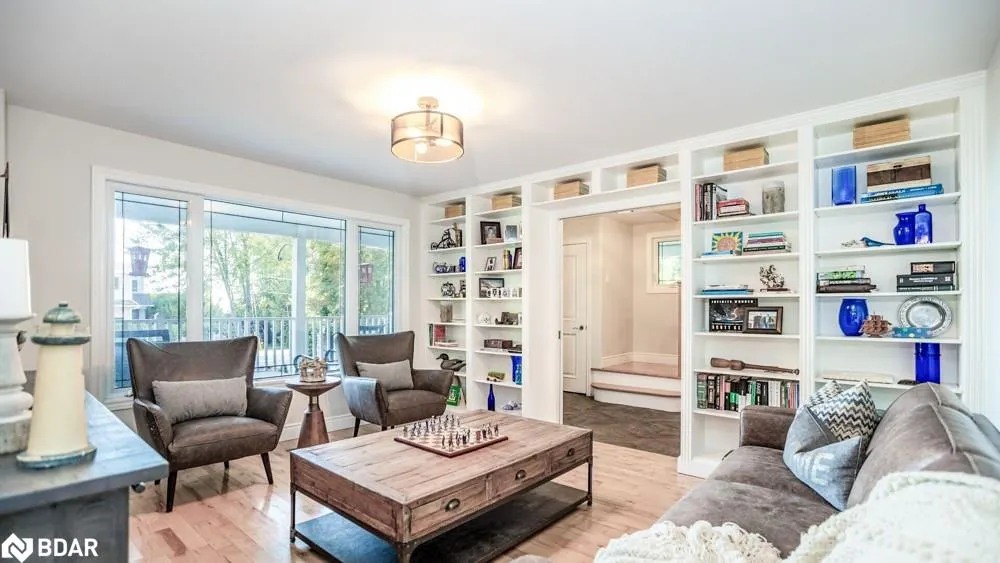 112 Lakeshore Road W