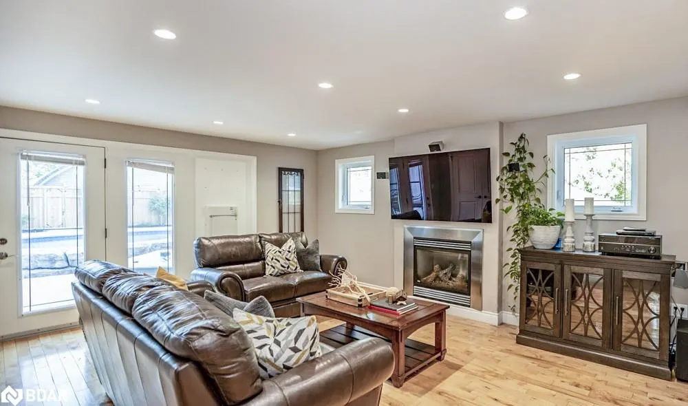 112 Lakeshore Road W