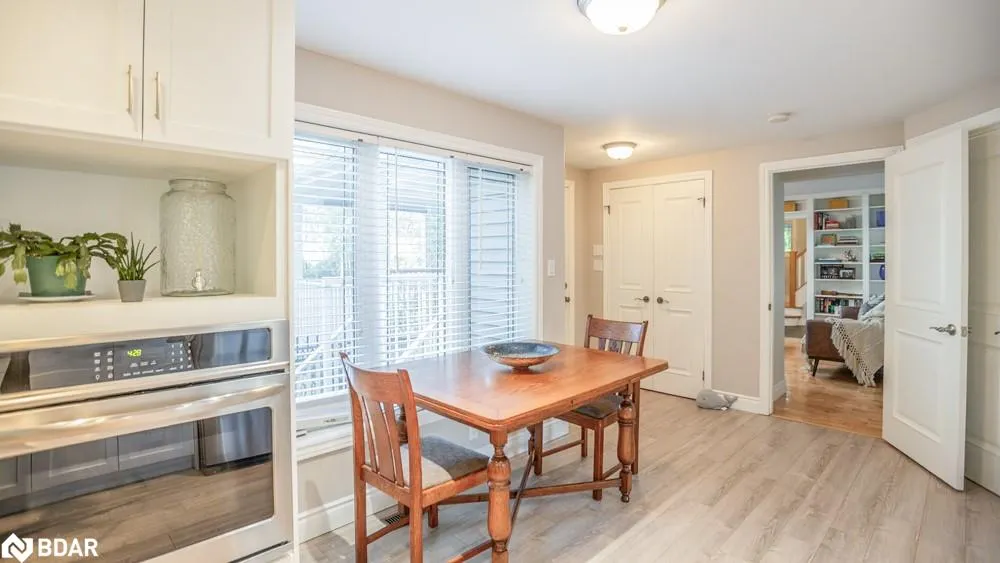 112 Lakeshore Road W