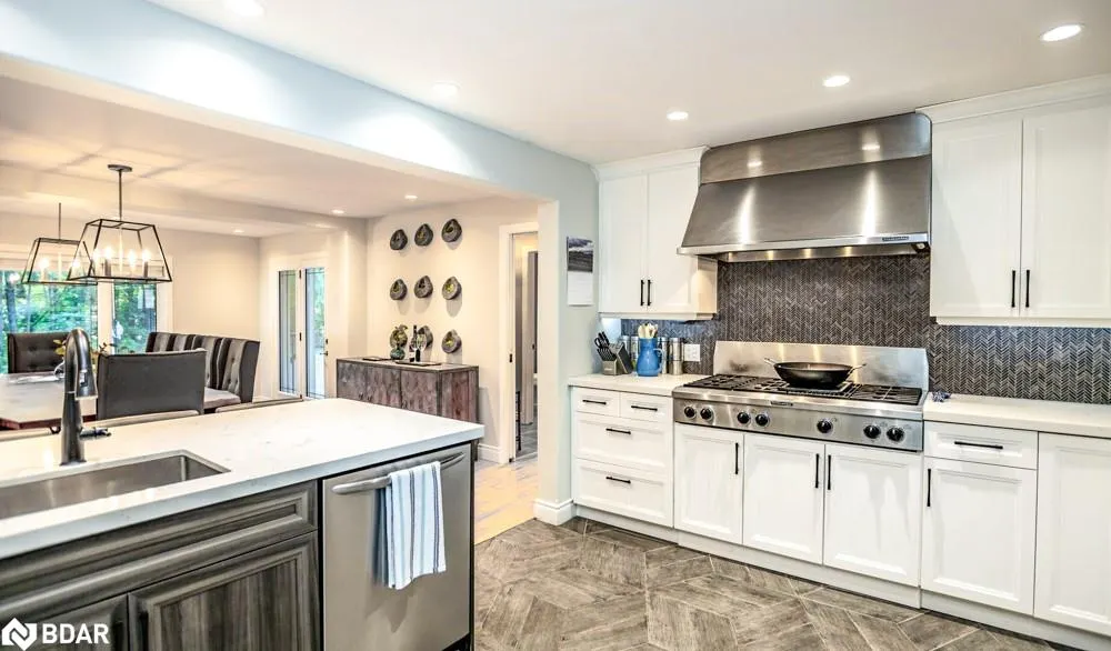 112 Lakeshore Road W