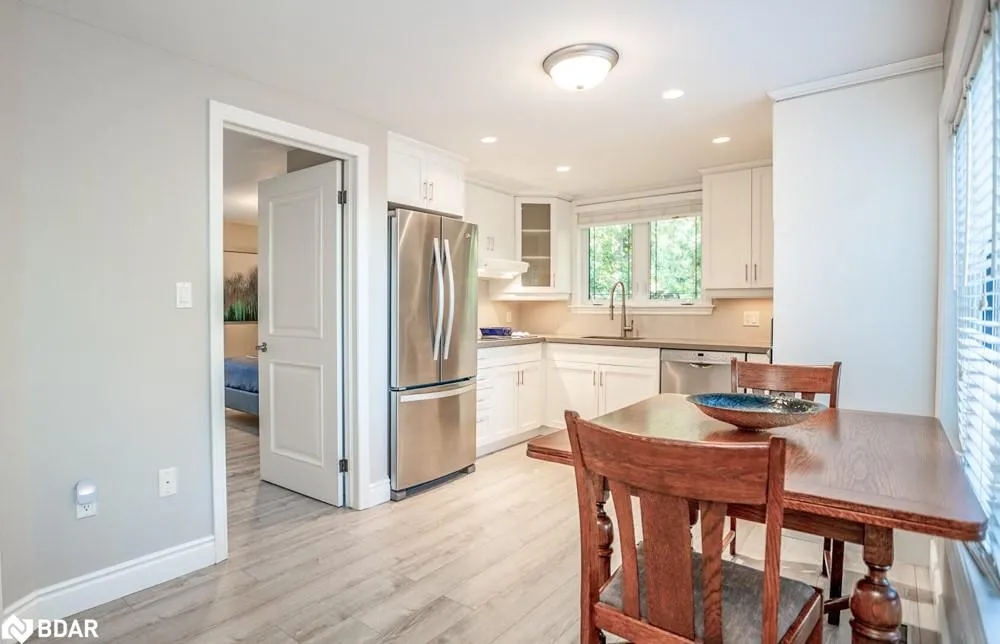 112 Lakeshore Road W