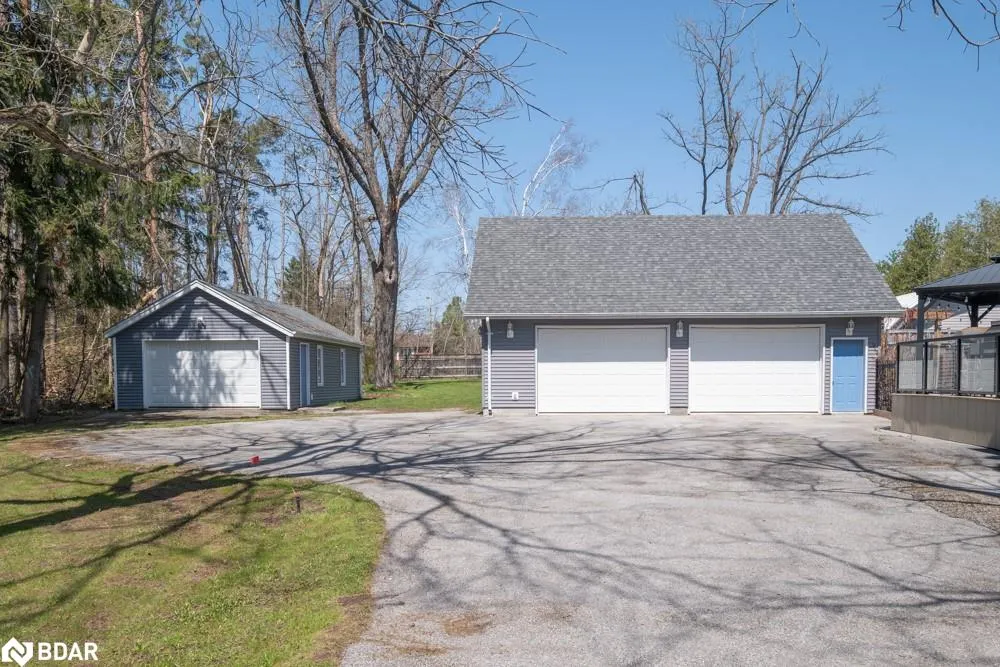 112 Lakeshore Road W