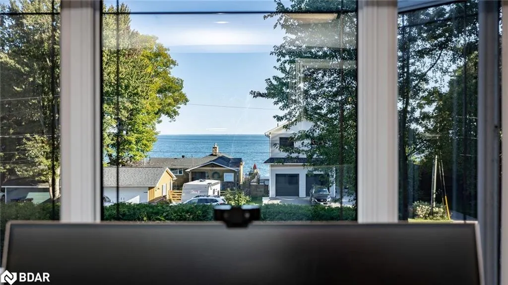112 Lakeshore Road W