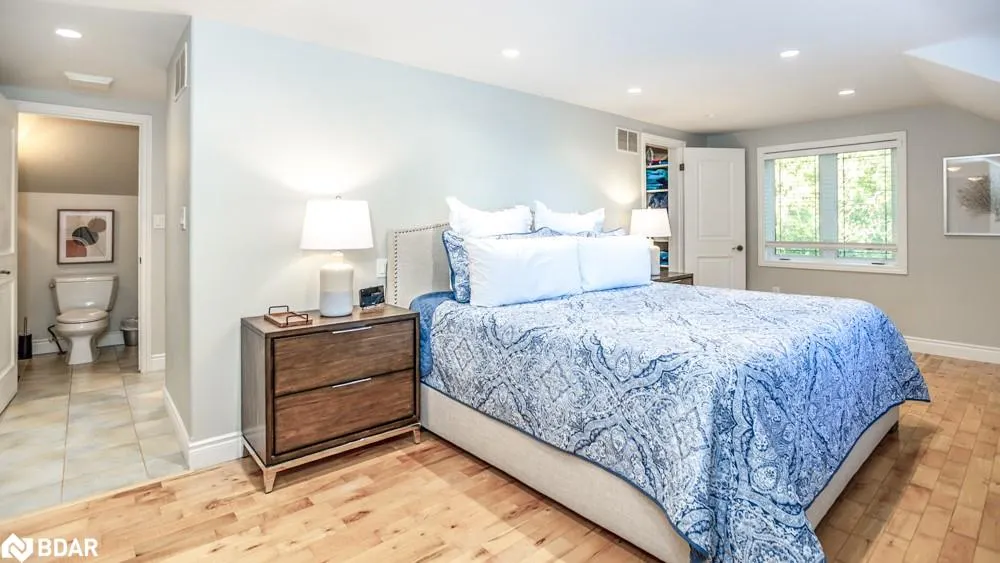 112 Lakeshore Road W