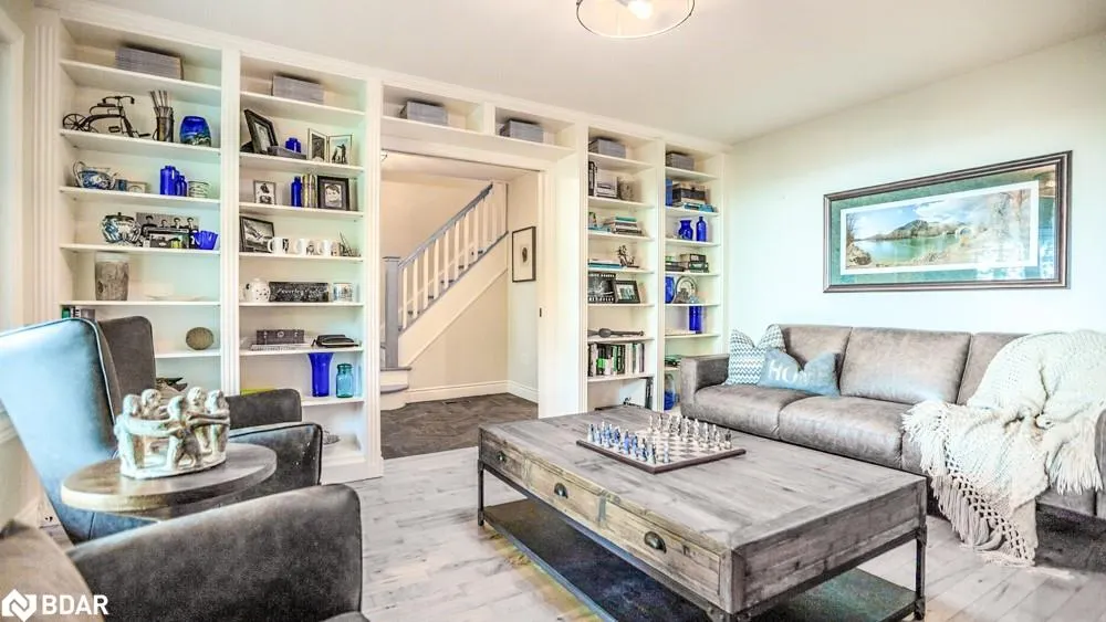 112 Lakeshore Road W