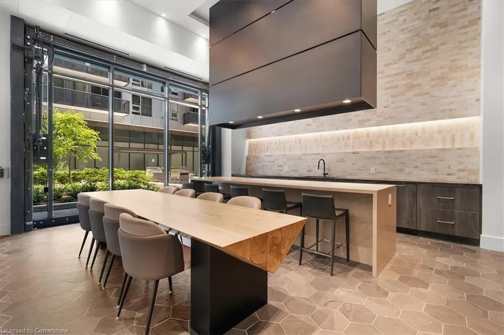 2450 Old Bronte Road, #706