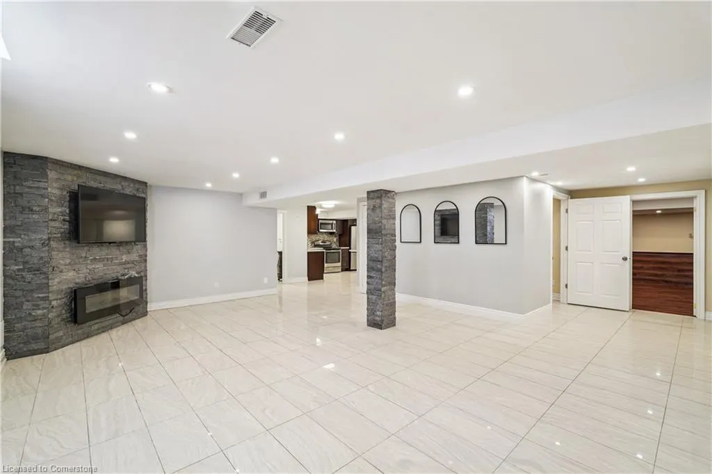 2814 Guilford Crescent