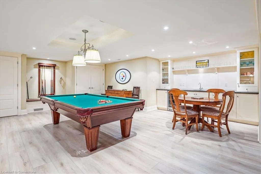 1267 Cumnock Crescent