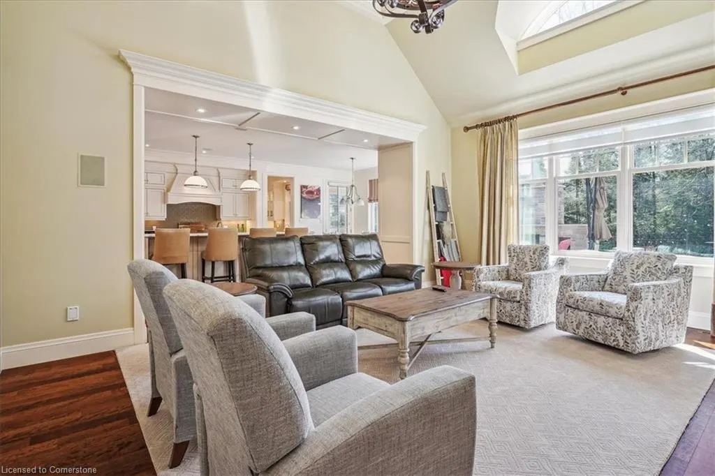 1267 Cumnock Crescent
