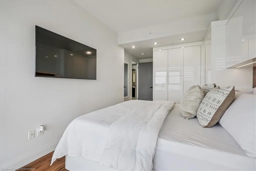 550 North Service Road, #806