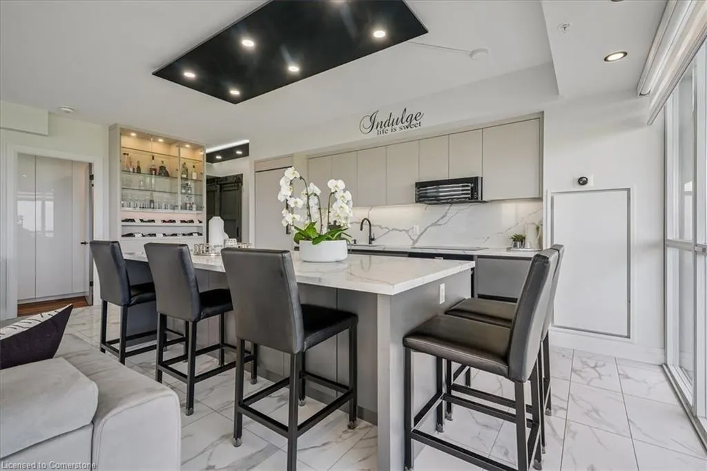 550 North Service Road, #806