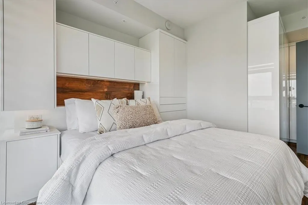 550 North Service Road, #806