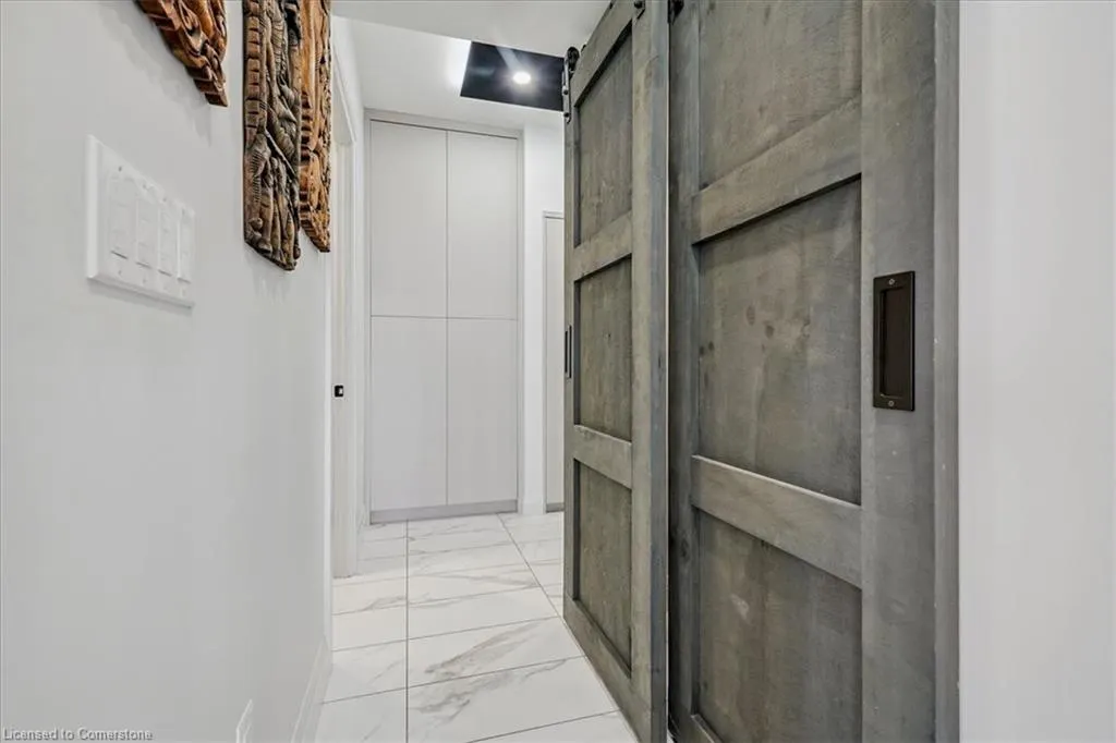 550 North Service Road, #806