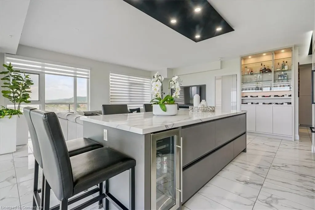 550 North Service Road, #806